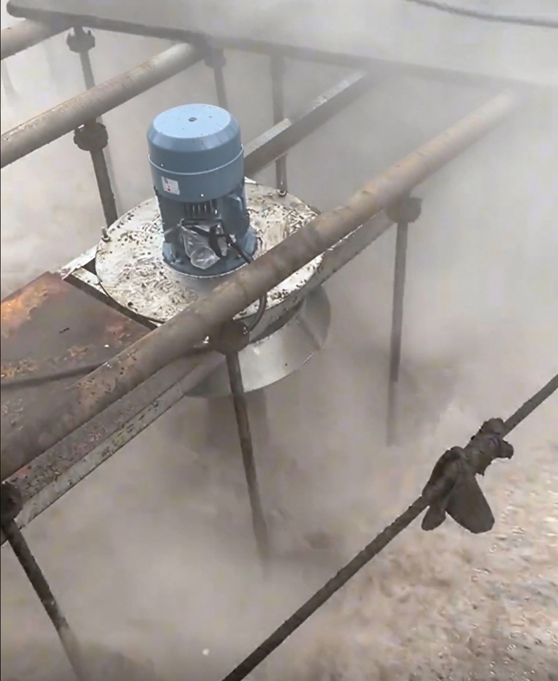 Industrial mechanical foam breaker on a chemical reactor (schematic)